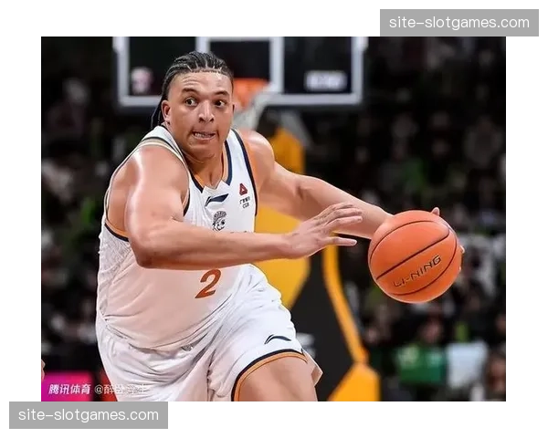 拉科塞维奇护框与篮板保护 广东防守体系需要其专注度